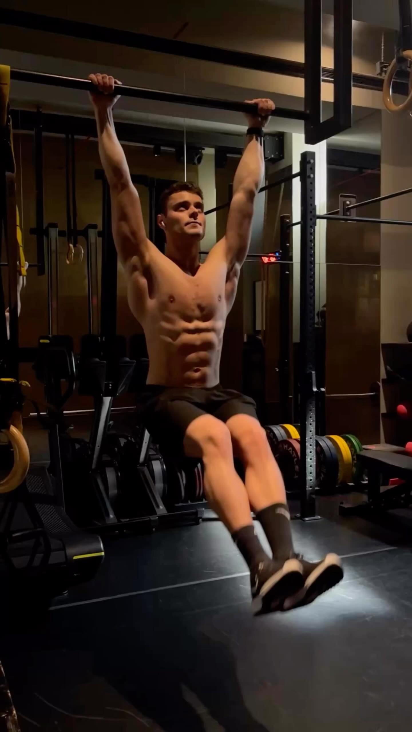 Matteo durante un esercizio di allenamento in palestra